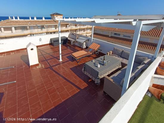 Bungalow de 2 dorm. y 1 baño en planta alta con solarium,  a 200 metros del mar, zona La Veleta - A