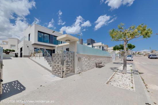 VILLA DE LUJO, DISEÑO IMPRESIONANTE EN SAN MIGUEL DE SALINAS - ALICANTE