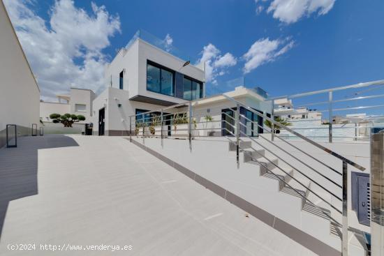 VILLA DE LUJO, DISEÑO IMPRESIONANTE EN SAN MIGUEL DE SALINAS - ALICANTE