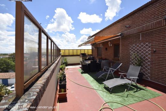 Estupendo piso con gran terraza y piscina comunitaria - VALLADOLID