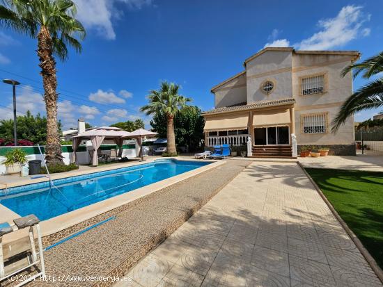 Fantastico Chalet en la Urbanización Girasoles - ALICANTE