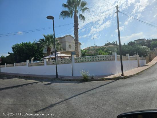 Fantastico Chalet en la Urbanización Girasoles - ALICANTE