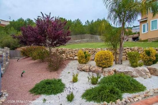 BONITA CASA A CUATRO VIENTOS CON JARDIN Y PISCINA - BARCELONA