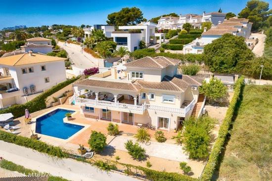 Amplia villa con vistas a la montaña y la valle a poca distancia de la playa - ALICANTE