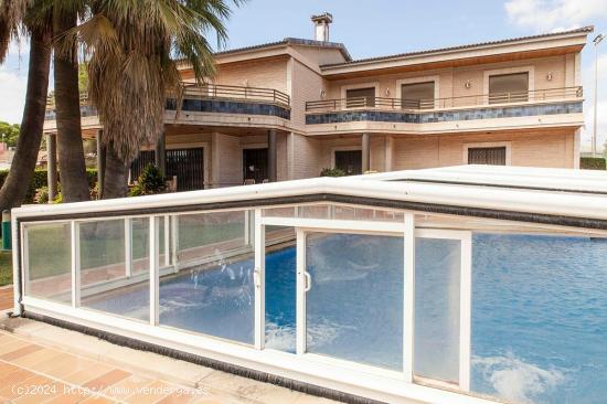 villa de 7 dormitorios y 5 baños con garaje en parcela 700 m2 con piscina cubierta y garaje - ALICA