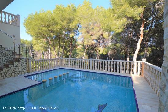 villa de 4 dormitorios a estrenar en parcela de 1200 m2 con piscina y garaje doble en Campoamor - AL