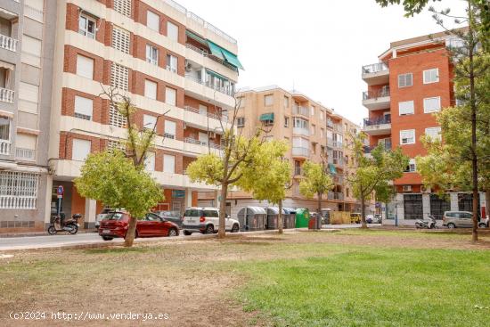 APARTAMENTO DE 3 DORMITORIOS 2 BAÑOS A 200 METROS DE LA PLAYA EN TORREVIEJA ( ACEQUION) ALICANTE - 