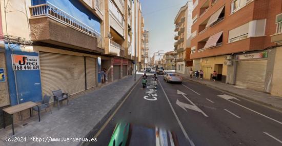 Amplio local en zona muy transitada con muchas posibilidades en zona puerta de Lorca, de Águilas. -