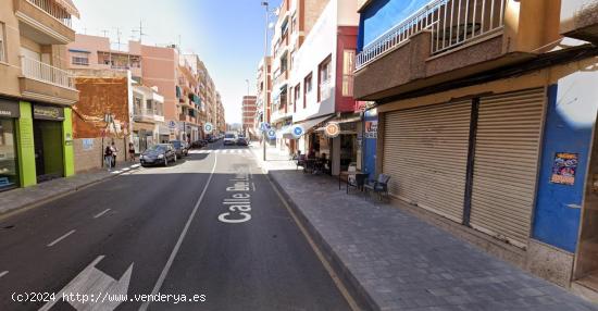 Amplio local en zona muy transitada con muchas posibilidades en zona puerta de Lorca, de Águilas. -