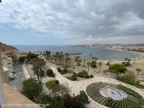 Estupendo piso en 1ª línea de la Playa La Colonia y céntrico con espectaculares visitas al mar. -