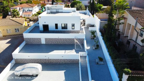 ¡Exclusivo Chalet Reformado en Los Balcones, Torrevieja! - ALICANTE