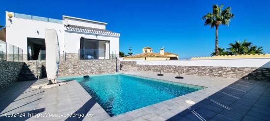 ¡Exclusivo Chalet Reformado en Los Balcones, Torrevieja! - ALICANTE