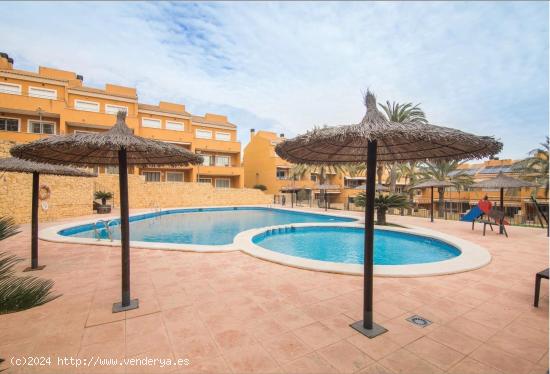 AMPLIO DUPLEX EN CAMPO DE GOLF - ALICANTE