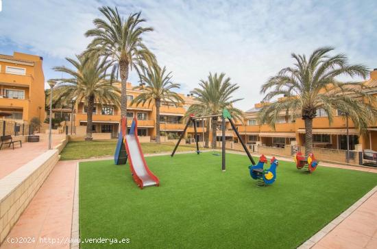 AMPLIO DUPLEX EN CAMPO DE GOLF - ALICANTE