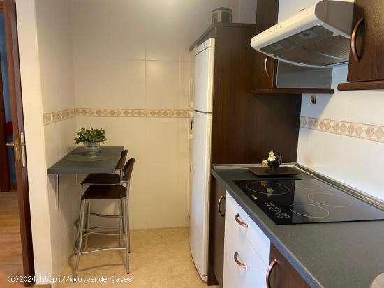 SE VENDE APARTAMENTO AMUEBLADO Y EQUIPADO, SEMINUEVO, COCINA, SALÓN, HABITACIÓN, BAÑO, TRASTERO Y