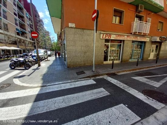  Local  comercial junto Plaça del Centre Les Corts) - BARCELONA 