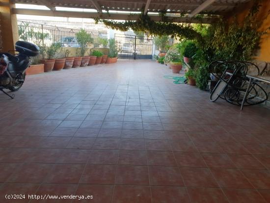 VENDO AMPLISIMA CASA DE PUEBLO CON GRAN TERRAZA - ALICANTE