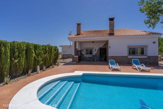 CHALET CON PISCINA, BARBACOA Y GARAJE PARA VARIOS COCHES. BUENAS VISTAS. CUADRAS PARA CABALLOS OPCIO