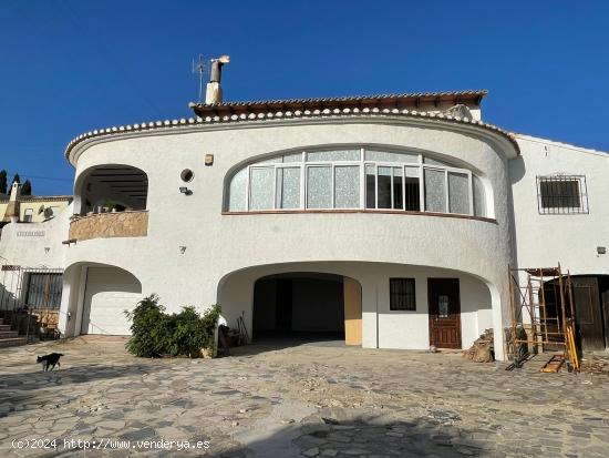 Villa de tres dormitorios cerca del pueblo de Calpe con preciosas vistas despejadas. - ALICANTE