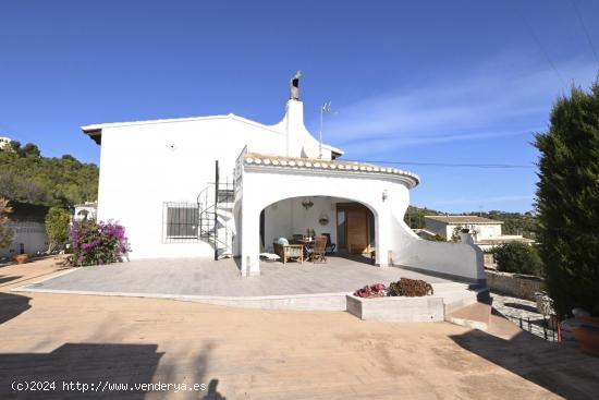 Villa de tres dormitorios cerca del pueblo de Calpe con preciosas vistas despejadas. - ALICANTE