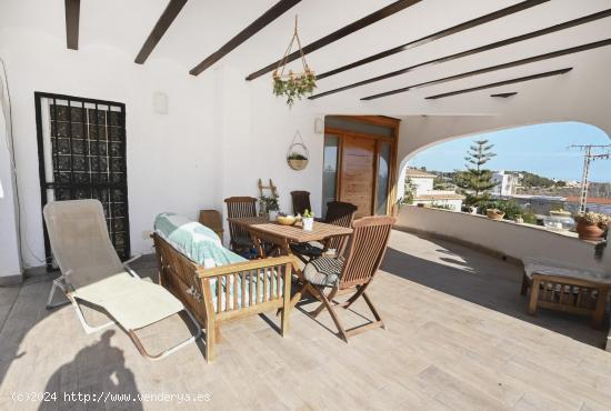 Villa de tres dormitorios cerca del pueblo de Calpe con preciosas vistas despejadas. - ALICANTE