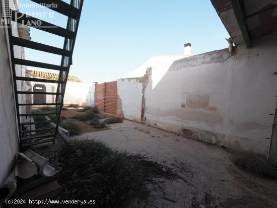 Solar en venta junto a c/San Roque y avda J.Carlos I, de 169 m2, a dos calles por solo 42.000 €. -