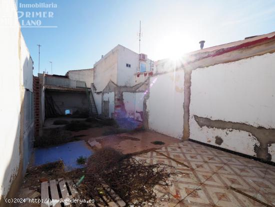 Solar en venta junto a c/San Roque y avda J.Carlos I, de 169 m2, a dos calles por solo 42.000 €. -