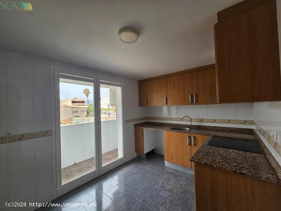  Se Vende Primer Piso con Garaje en el Barrio La Cruz - Novelda - ALICANTE 