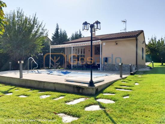 CHALET INDEPENDIENTE en LAS JARILLAS (ZARZUELA DEL MONTE) CON GRAN JARDÍN, PORCHE Y PISCINA PRIVADA