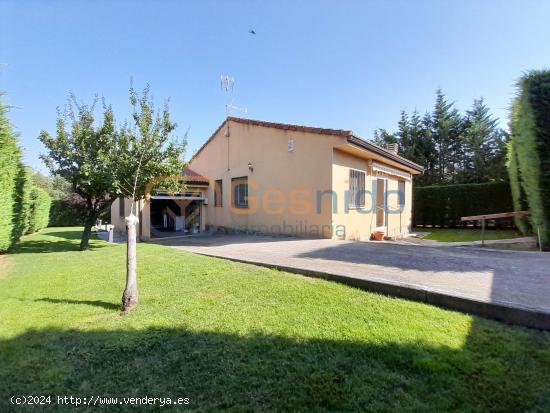 CHALET INDEPENDIENTE en LAS JARILLAS (ZARZUELA DEL MONTE) CON GRAN JARDÍN, PORCHE Y PISCINA PRIVADA