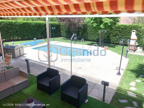 CHALET INDEPENDIENTE en LAS JARILLAS (ZARZUELA DEL MONTE) CON GRAN JARDÍN, PORCHE Y PISCINA PRIVADA