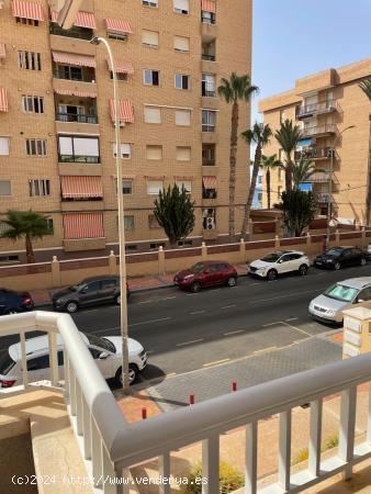 AMPLIO PISO A TAN SÓLO 50 METROS DE LA PLAYA DE LA COLONIA CON PISCINA COMUNITARIA - MURCIA