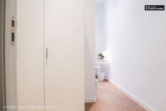  Gran habitación con llave independiente en apartamento de 9 dormitorios, Lavapiés - MADRID 