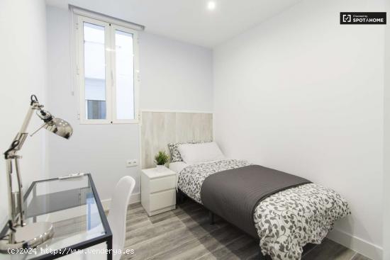 Habitación amueblada en apartamento de 5 dormitorios, Retiro - MADRID