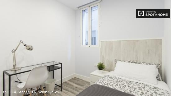 Habitación amueblada en apartamento de 5 dormitorios, Retiro - MADRID