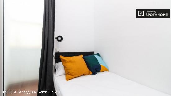 Cómoda habitación con cama individual en alquiler en Navas - BARCELONA