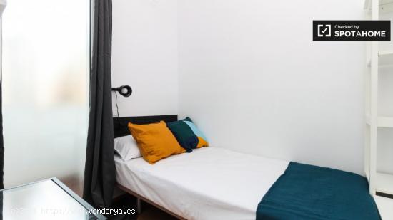 Cómoda habitación con cama individual en alquiler en Navas - BARCELONA