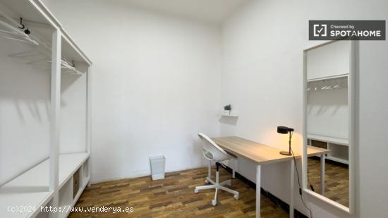 ¡Habitación en alquiler en piso de 5 habitaciones en Barcelona! - BARCELONA