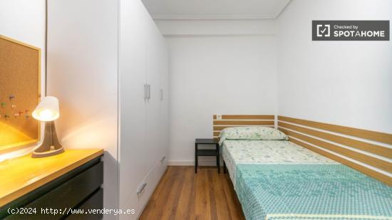 Se alquila habitación en piso de 3 dormitorios en Burjassot - VALENCIA