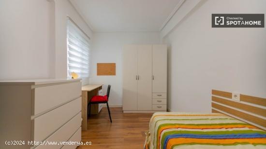 Se alquila habitación en piso de 3 dormitorios en Burjassot - VALENCIA