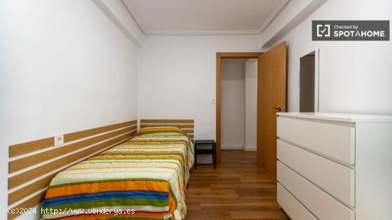 Se alquila habitación en piso de 3 dormitorios en Burjassot - VALENCIA