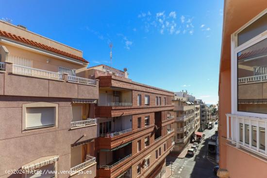 Apartamento de 3 dormitorios y 2 baños con garaje y trastero, a 200 metros del Mar - ALICANTE