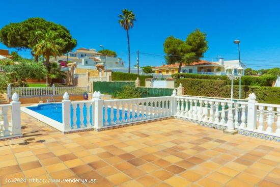 Villa de 5 dormitorios con garaje y piscina en parcela de 1.000 metros. Esquina, Los Balcones - ALIC