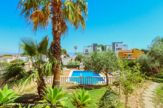 Villa de 5 dormitorios con garaje y piscina en parcela de 1.000 metros. Esquina, Los Balcones - ALIC