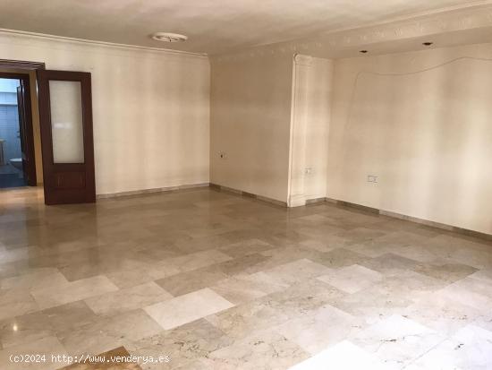 LT/ Precioso piso de tres dormitorios SIN MUEBLES zona Recogidas - GRANADA