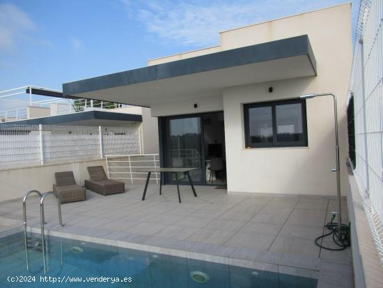 se vende hermosa villa en bluelagoon villamartin orihuela costa - ALICANTE