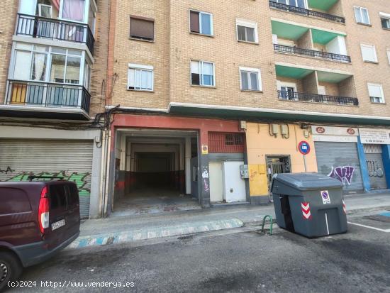  Local comercial en planta calle con vado permanente - ZARAGOZA 