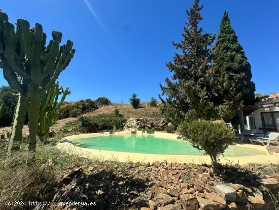 ALMOGIA - CASA RURAL CON PARCELA VALLADA  A LA VENTA -  2 dormitorios, 1 baño , agua, luz. - MALAGA