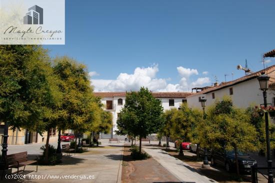  Casa de grandes dimensiones ubicada en la calle Duende, cerca de la Plaza del Conde Luque. - GRANADA 