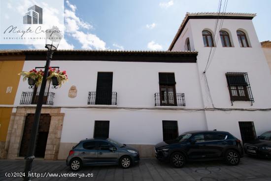 Casa de grandes dimensiones ubicada en la calle Duende, cerca de la Plaza del Conde Luque. - GRANADA